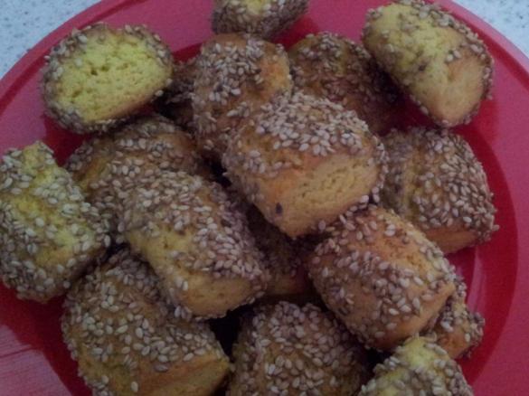 Biscotti alle mandorle ricoperti di sesamo