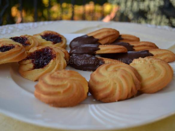 BISCOTTI DI FROLLA MONTATA-RICETTE DAVANTI AL CAMINO